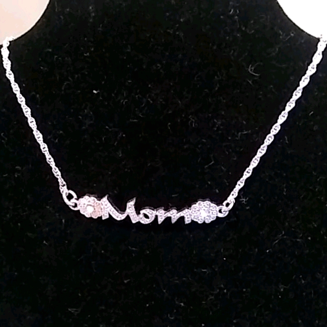 Avon Mom Anklet With Flower Accents 12$